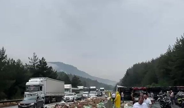 Adana Yolunda Kaza Alarmı! Devrilen Tır Trafiği Felç Etti