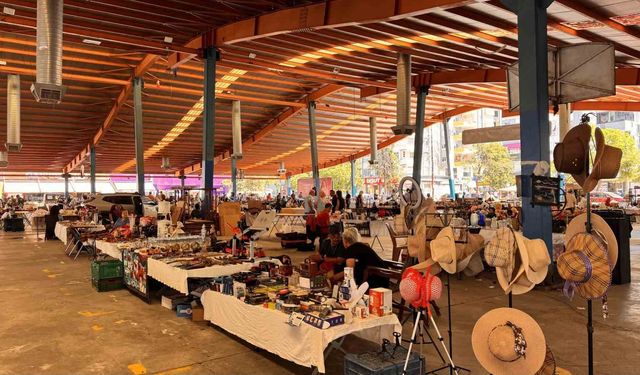 Adana’da Geçmişe Yolculuk: Antika Pazarı Nostalji Tutkunlarını Buluşturuyor