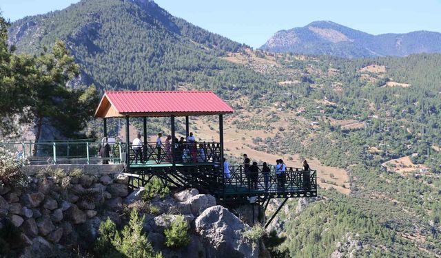 Kavurucu Sıcaktan Kaçanların Yeni Rotası: Feke Cam Seyir Terası