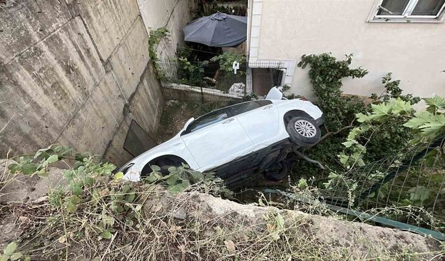 Kontrolden çıkan otomobil 5 metrelik yükseklikten uçtu: 2 kişinin burnu bile kanamadı, 1 yaralı