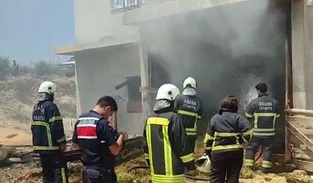 Kozan'da Evin Alt Katındaki Samanlar Alevlere Teslim Oldu