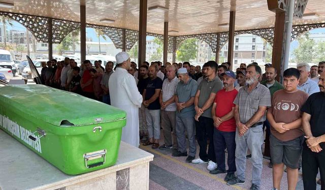Yola kaçan topunu yakalamak isterken pikabın çarptığı Umut son yolculuğuna uğurlandı