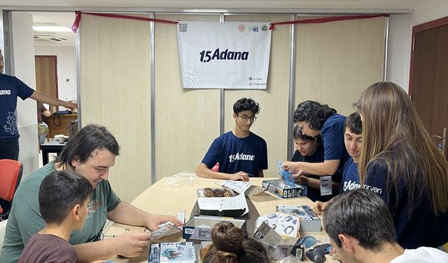 ÇÜ'lü Gençlerden Örnek Hareket! Hastanedeki Çocuklara Robotik Sürprizi