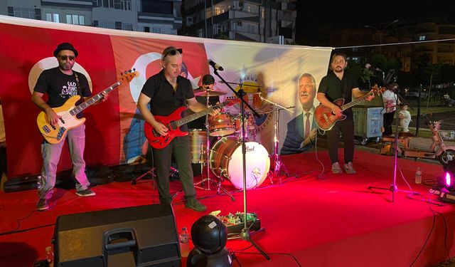 Ceyhan’da Yaz Gecesi Coşkusu! Cihan Yılmaz Konseri Binleri Buluşturdu