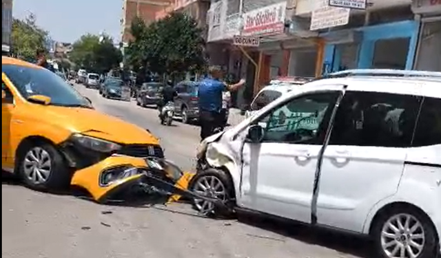 Yüreğir'de İki Araç Kafa Kafaya Çarpıştı