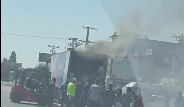 Girne Bulvarı'nda Kargo Kamyonu Yandı