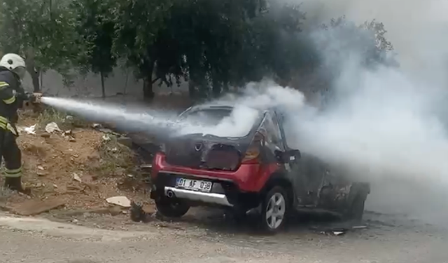 Adana'da Araç Yangını! İtfaiyenin Müdahalesiyle Facia Önledi