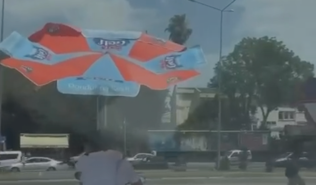 Adana Sıcağına Karşı İlginç Çözüm! Motosiklette Dondurma Şemsiyesiyle Yolculuk