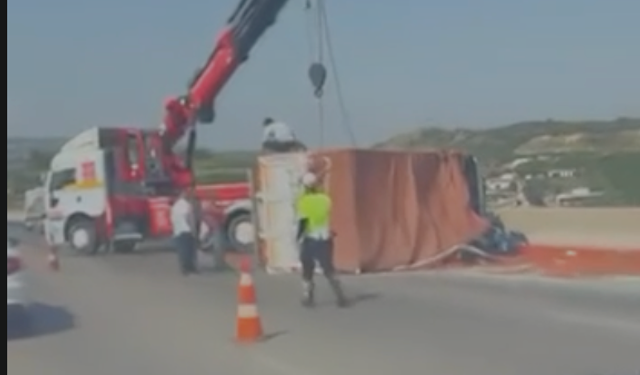 Mersin Otoyolu'nda Zincirleme Kaza! Domates Yüklü Kamyon Devrildi, Trafik Kilitlendi