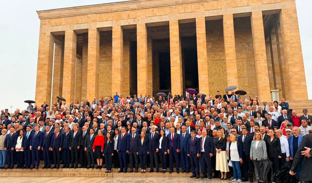 Özgür Özel'den YENİ Parti'nin İlk Mesajı! Anıtkabir'de Duygusal Anlar