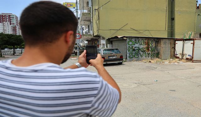 Adana'da Duvarlara Yazılan Aşk Mesajı Gündem Oldu! Esnaftan Dikkat Çeken Tepki