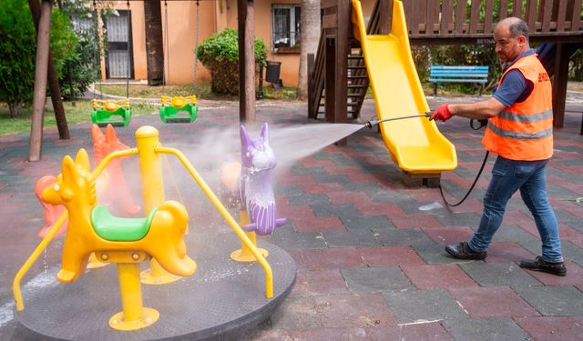 Seyhan Belediyesi Cemalpaşa'da Park ve Yeşil Alanlarda Bakım Çalışması Yaptı