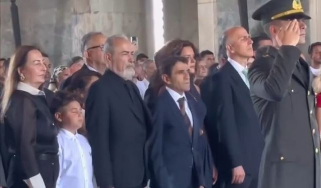 100. Gazi Koşusunun Şampiyonu Halis Karataş, Zafer Kupasını Atatürk'ün Huzuruna Taşıdı