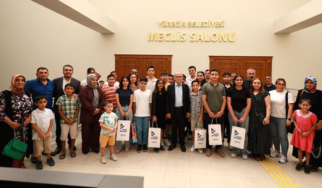 Yüreğir Belediyesi'nden Eğitime Dev Destek: Şampiyon Öğrencilere Ödül Verildi