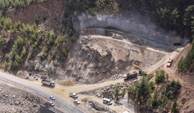 ‘Heyelan Islahı ve Tünel Projesi'nde İlk Kazma Vuruldu