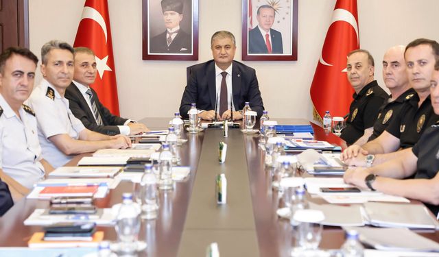 Adana'da Huzur ve Güvenlik Zirvesi: Vali Yavuz Başkanlığında Kritik Toplantı
