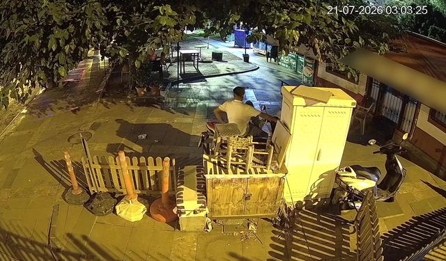Adana'da Pes Dedirten Hırsızlık! Çevredekiler Gidince Motosikleti Çaldı
