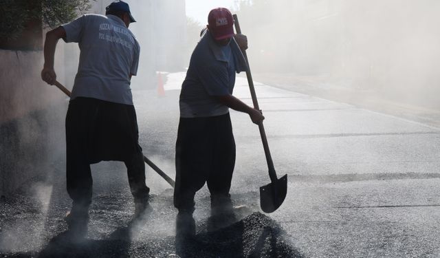 Adana'nın Kavurucu Sıcağında İşçilerin Zorlu Asfalt Mesaisi Sürüyor
