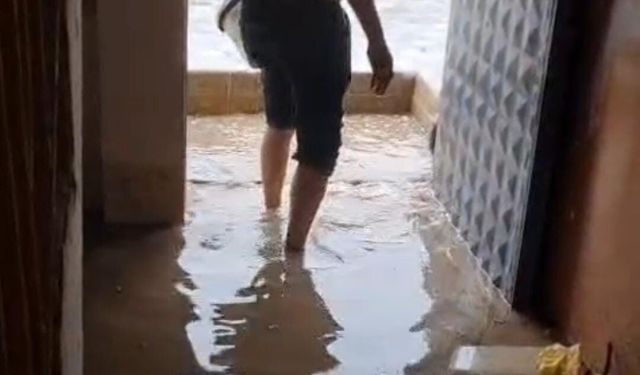 Adana’da Şiddetli Sağanak! Tufanbeyli’de Sokaklar Göle Döndü