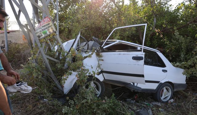 Kozan’da korkutan kaza! Elektrik direği devrildi, sürücü ağır yaralandı