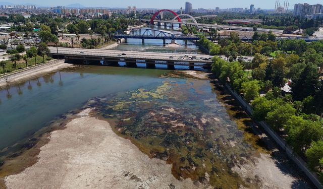 Seyhan Nehri’nde Sular Çekildi, Kirlilik Gün Yüzüne Çıktı
