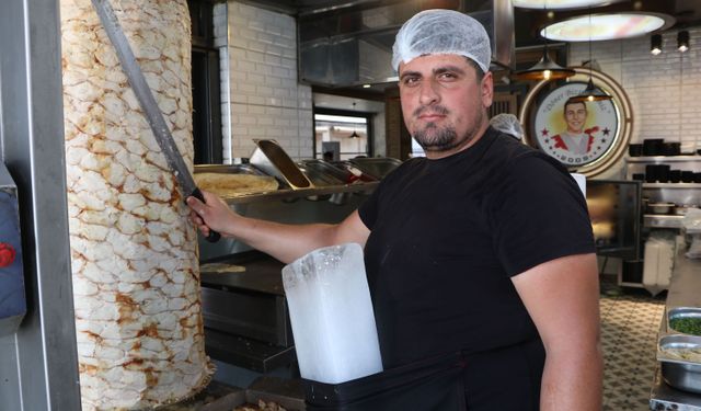 Adana'da Sıcağa Karşı İlginç Çözüm: Döner Ustası Buzları Sırtına Bağlayıp Çalışıyor