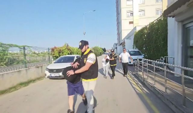 Adana’da Kan Donduran Olay! Ev Arkadaşlarını Bıçaklayıp Bir Süre Evde Kaldılar
