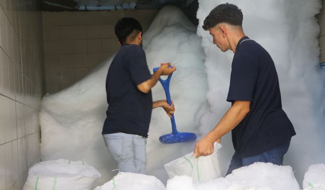 Adana Kavruluyor, Onlar Üşüyor! Dışarısı 40 Derece, İçerisi Buz Gibi