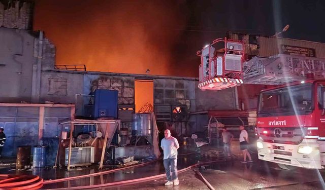 Adana’da Korku Dolu Gece! Ayakkabı Tabanı Fabrikasında Yangın Çıktı