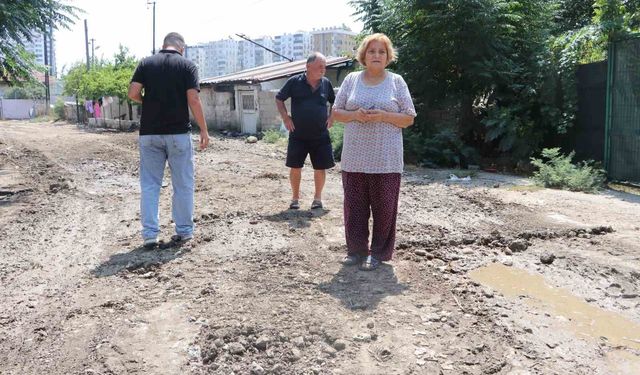 Adana’da Tepki Çeken Görüntü! Mahalleli Bozuk Yollardan Şikayetçi