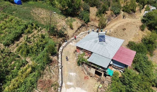 Saimbeyli’de Yürek Isıtan Dayanışma! Yatalak Hasta İçin Evine Yol Açıldı