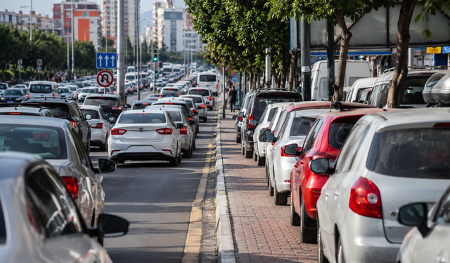 Adana’da Otopark Sorunu Trafiği de Kilitliyor: Sürücülerin Çilesi Büyüyor