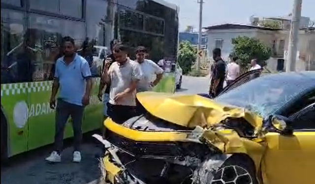 Belediye Otobüsü Taksiyle Çarpıştı: Yaralılar Hastaneye Kaldırıldı