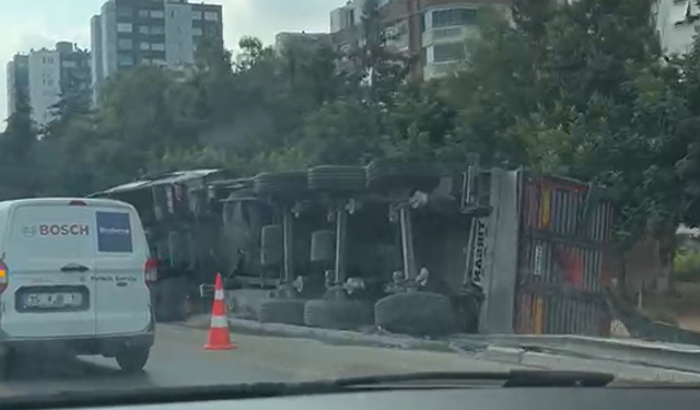 Otobanda Kazanın İzi Hâlâ Yolda! Dün Devrilen Tırın Hâlâ Kaldırılmaması Dikkat Çekti