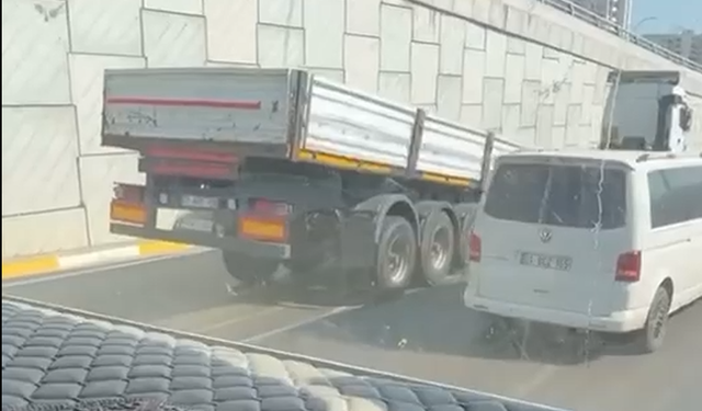 Adana Öğretmenler Bulvarı'nda Dorsesi Kopan Tır Trafiği Felç Etti