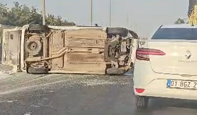 Adana Otoyolu'nda Devrilen Araç Trafiği Yavaşlattı
