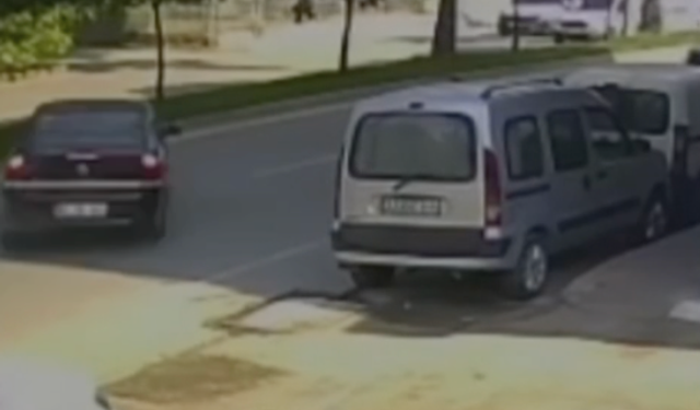 Ziyapaşa’da Otomobil Ağaca Çarptı!
