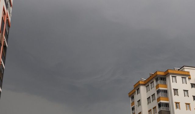Meteoroloji Uyarmıştı! Kozan’da Beklenen Dolu Yağışı Başladı