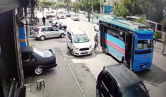 Adana’da Açık Kapılı Halk Otobüsü Bisikletliye Çarptı