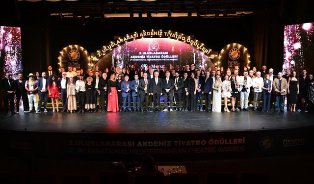 Adana Tiyatrosu Antalya’da Damga Vurdu: 4 Ödülle Döndü