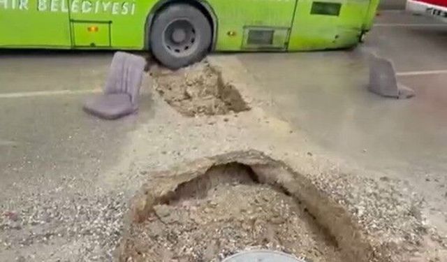 Adana’da Yağış Sonrası Oluşan Çukura Belediye Otobüsü Düştü