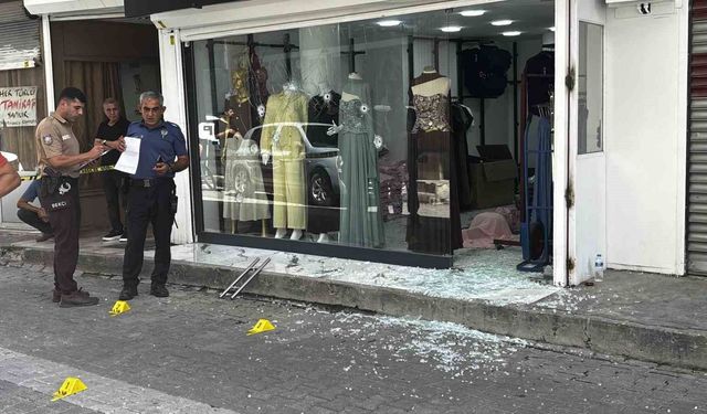 Adana’da İş Yerine Kurşun Yağdırdılar! Cama 9 Kurşun İsabet Etti