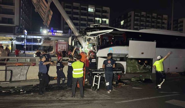 Adana’da Kontrolden Çıkan Yolcu Otobüsü Alt Geçit Duvarına Çarptı: 11 Yaralı