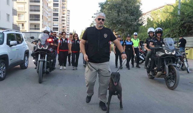 Adana’da okul çevrelerinde ilk gün alarmı! Polis ekipleri sahaya indi