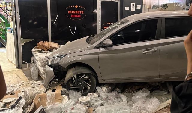 Adana’da Peş Peşe Kaza: İki Otomobil Aynı Mağazaya Girdi