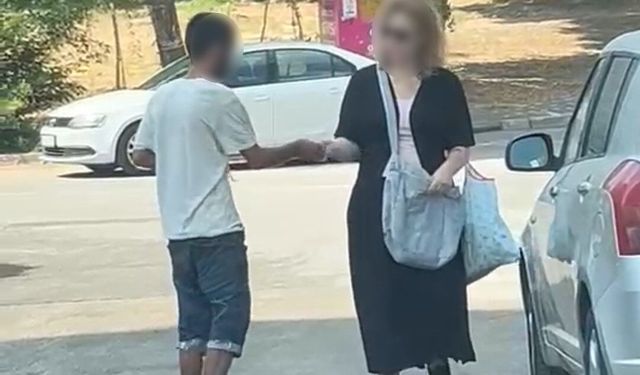 Adana’da Sokak Ortasında Şaşkına Çeviren Anlar! Kadının Yolunu Kesip Para İstedi