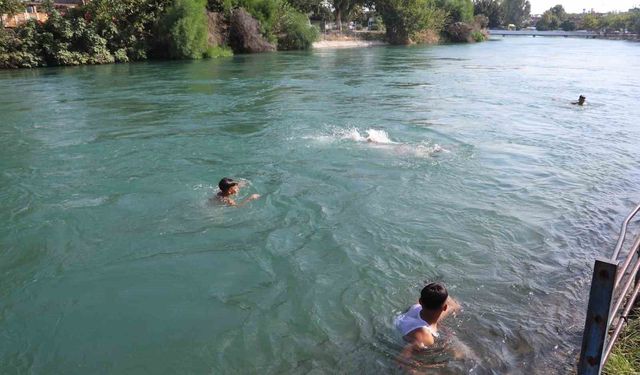 Adana’da Tehlikeli Serinlik Eylül’de de Sürüyor! Çocuklar Sulama Kanallarına Giriyor
