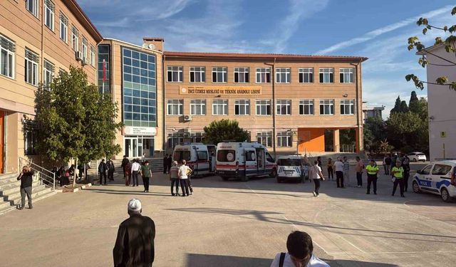 Manisa’da Okul Önünde Silah Paniği! Veliler Okula Akın Etti