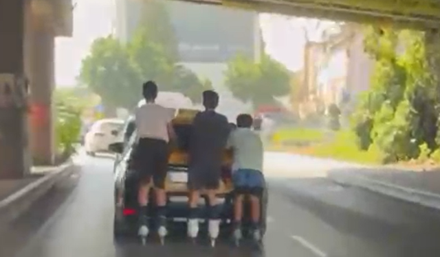 Seyhan'da Patenli Çocukların Tehlikeli Yolculuğu: Taksiye Tutunarak İlerlediler