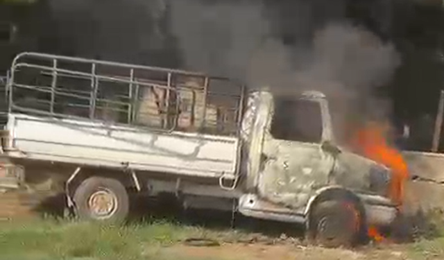 Misis’te Korkutan Anlar! Pikap Bir Anda Alevlere Teslim Oldu